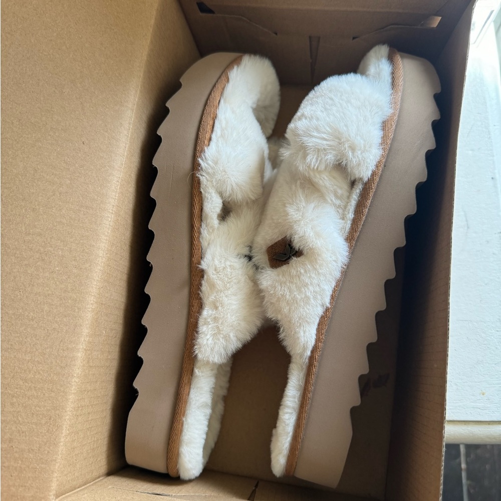 UGG Koolaburras size 9 women’s (NEVER WORN)